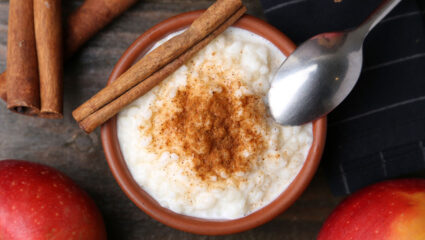 Puzzel rijstepap met kaneel