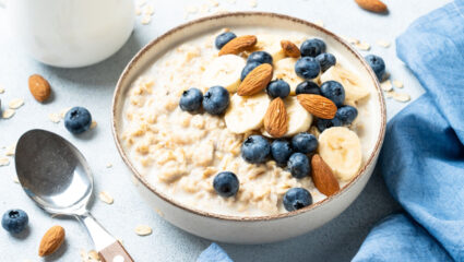 Puzzel havermoutpap met blauwe bessen, banaan en noten