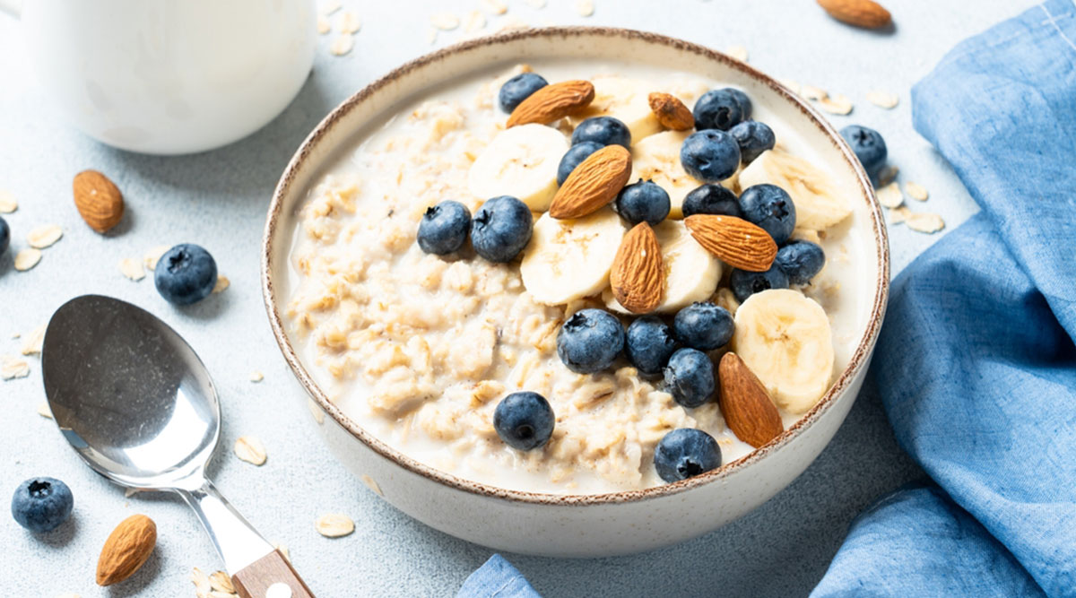 Puzzel havermoutpap met blauwe bessen, banaan en noten