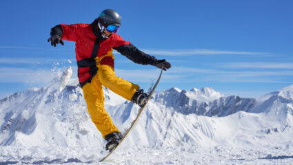 Man op een snowboard