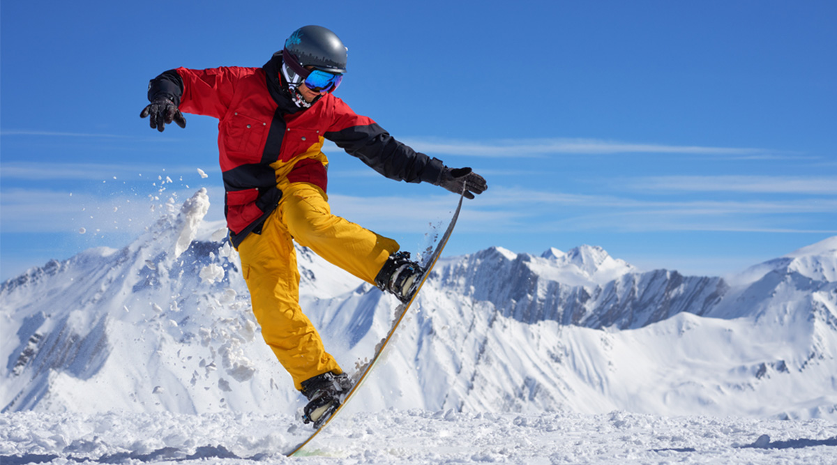 Man op een snowboard