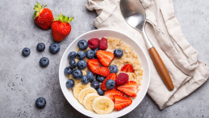 Puzzel havermoutpap met banaan, aardbei en blauwe bessen