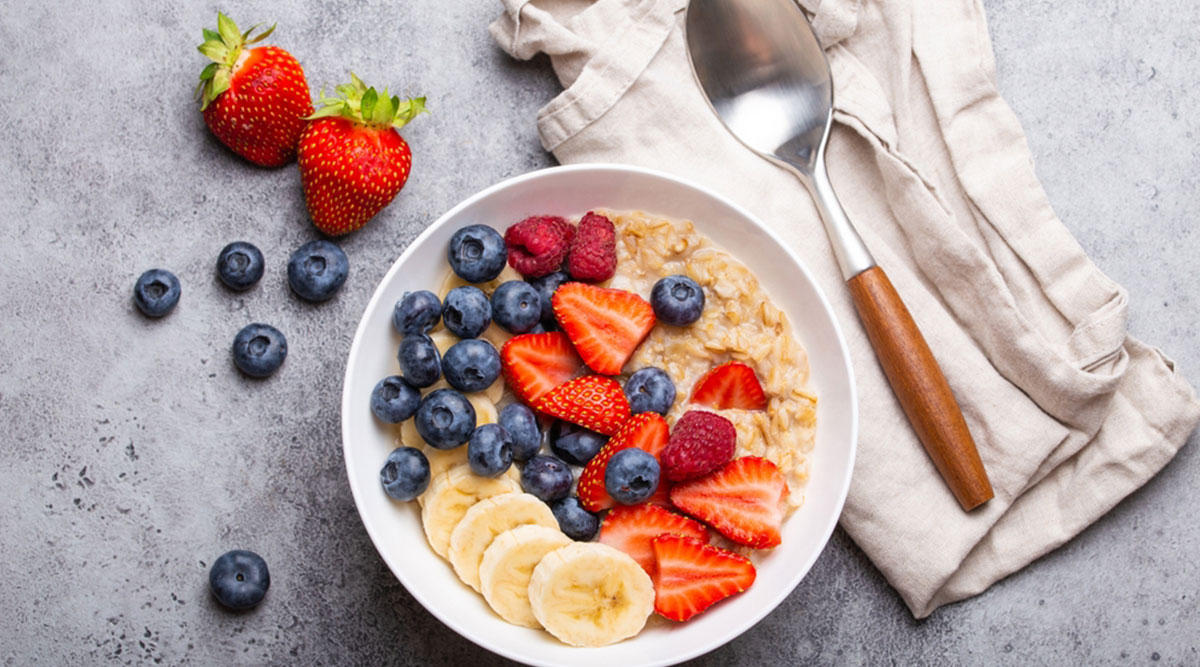Puzzel havermoutpap met banaan, aardbei en blauwe bessen