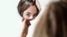 Grijs-Haar-Shutterstock_2230772427-1200×667 Vrouw kijkt in spiegel en ziet grijs haar
