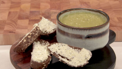 Kook mee met MAX: preisoep en broodjes met opgeklopte citroen-kruidenboter