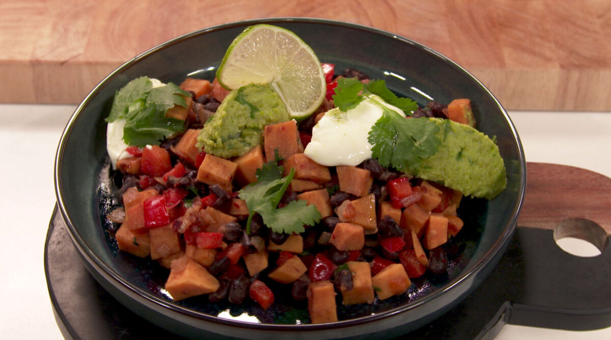 Kook mee met MAX: Mexicaanse zoete aardappelschotel met zwarte bonen en doperwtenguacamole