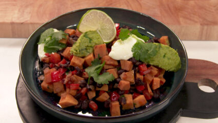 Kook mee met MAX: Mexicaanse zoete aardappelschotel met zwarte bonen en doperwtenguacamole