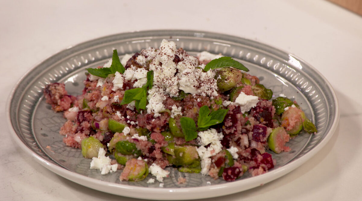 Kook mee met MAX: zoete couscous met biet, spruiten en feta