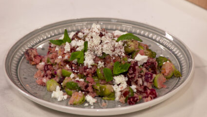 Kook mee met MAX: zoete couscous met biet, spruiten en feta