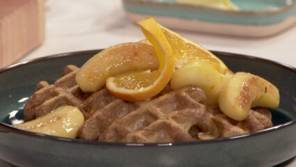 Kook mee met MAX: pompoen-speculaaswafels met gekarameliseerde appel