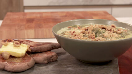 Kook mee met MAX: prei-kastanjesoep met snelle kastanjebroodjes