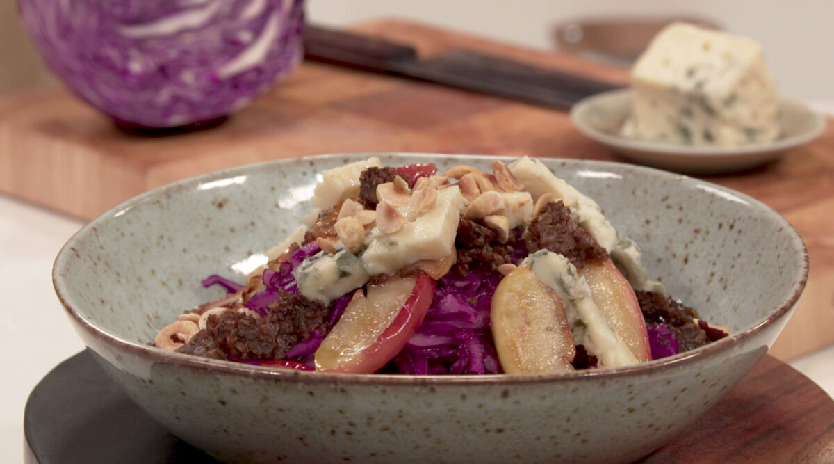 Kook mee met MAX: lauwwarme salade van rodekool met gebakken appel en hazelnoten