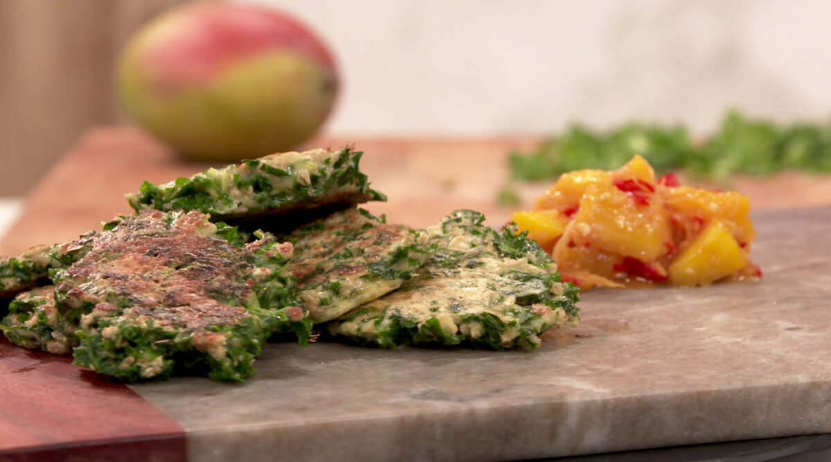 Kook mee met MAX: pannenkoekjes van boerenkool met snelle mangochutney