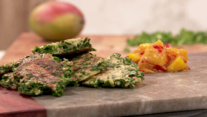 Kook mee met MAX: pannenkoekjes van boerenkool met snelle mangochutney