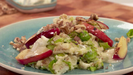 Kook mee met MAX: spruitjesstamppot met gebakken appel en mosterdzaad