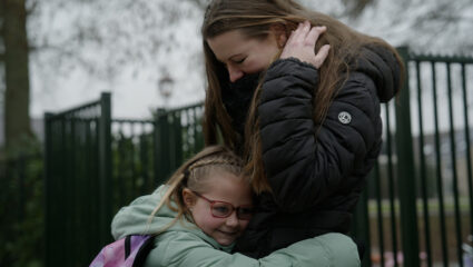 Kirsty met haar dochter, beiden hebben een oogaandoening.