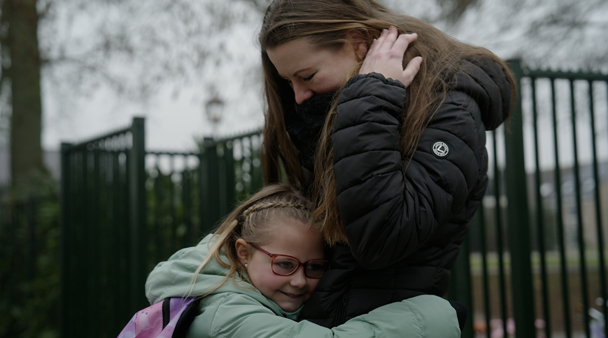 Kirsty met haar dochter, beiden hebben een oogaandoening.