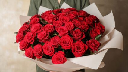 Vrouw met boeket rode rozen