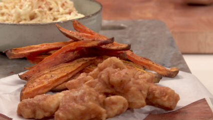 Kook mee met MAX: kibbeling met selderijsalade en zoete-aardappelfrieten uit de oven