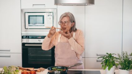 Een vrouw staat in de keuken te koken