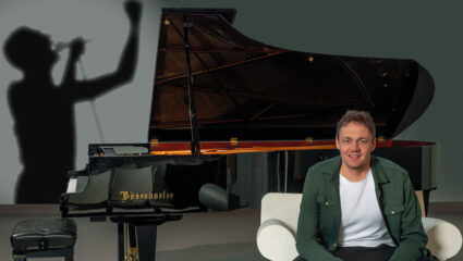 De poster voor Bernd speelt Freddie Mercury met Bernd van den Bos.