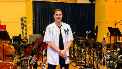 Nabil Aoulad Ayad tussen instrumenten voor zijn concert Started From the Bottom.