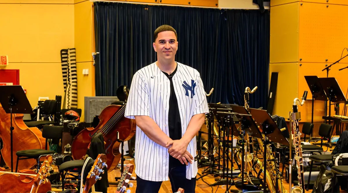 Nabil Aoulad Ayad tussen instrumenten voor zijn concert Started From the Bottom.