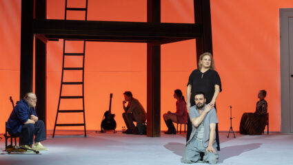 Een scènefoto uit het toneelstuk Oom Wanja met Jeroen Spitzenberger.