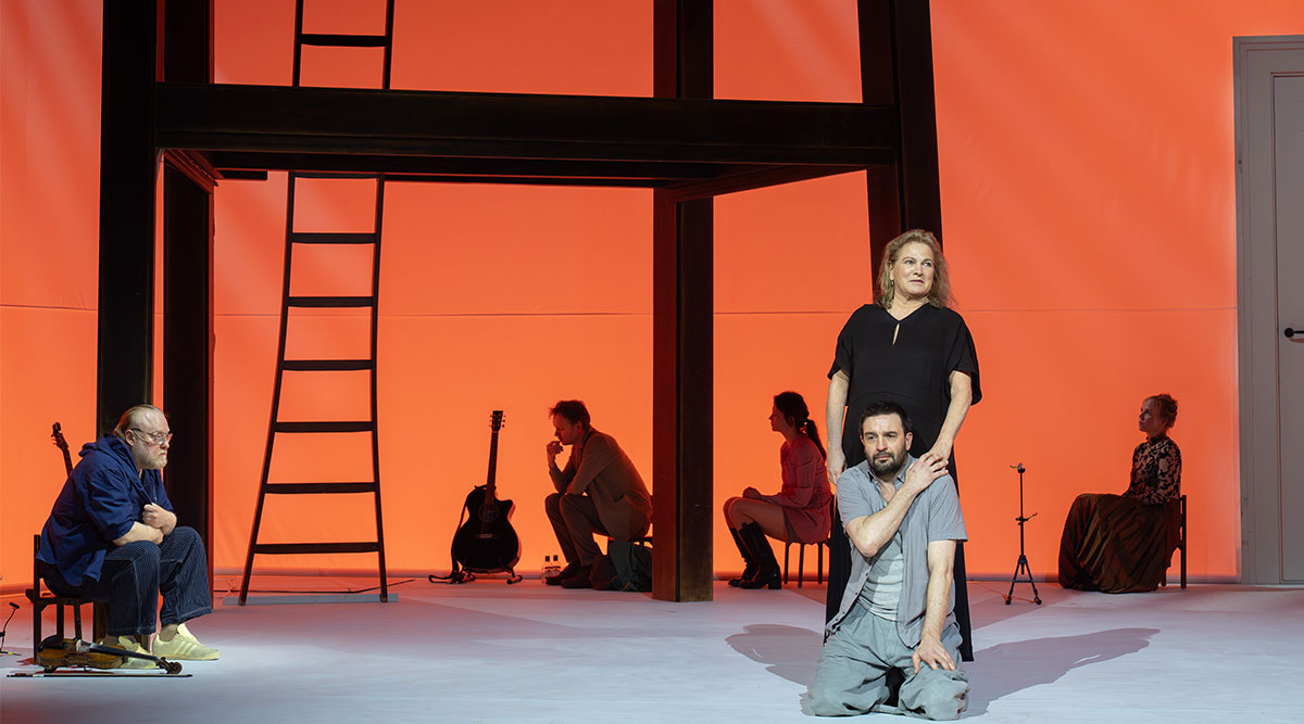 Een scènefoto uit het toneelstuk Oom Wanja met Jeroen Spitzenberger.