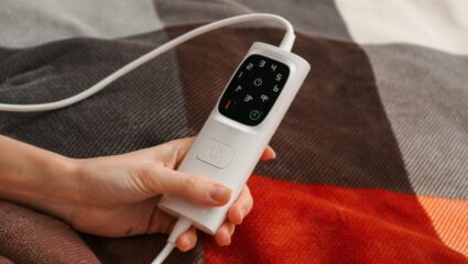 iemand houdt zichzelf warm met een warmtedeken