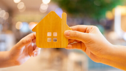 Een huis tussen 2 handen symboliseert een nalatenschap.