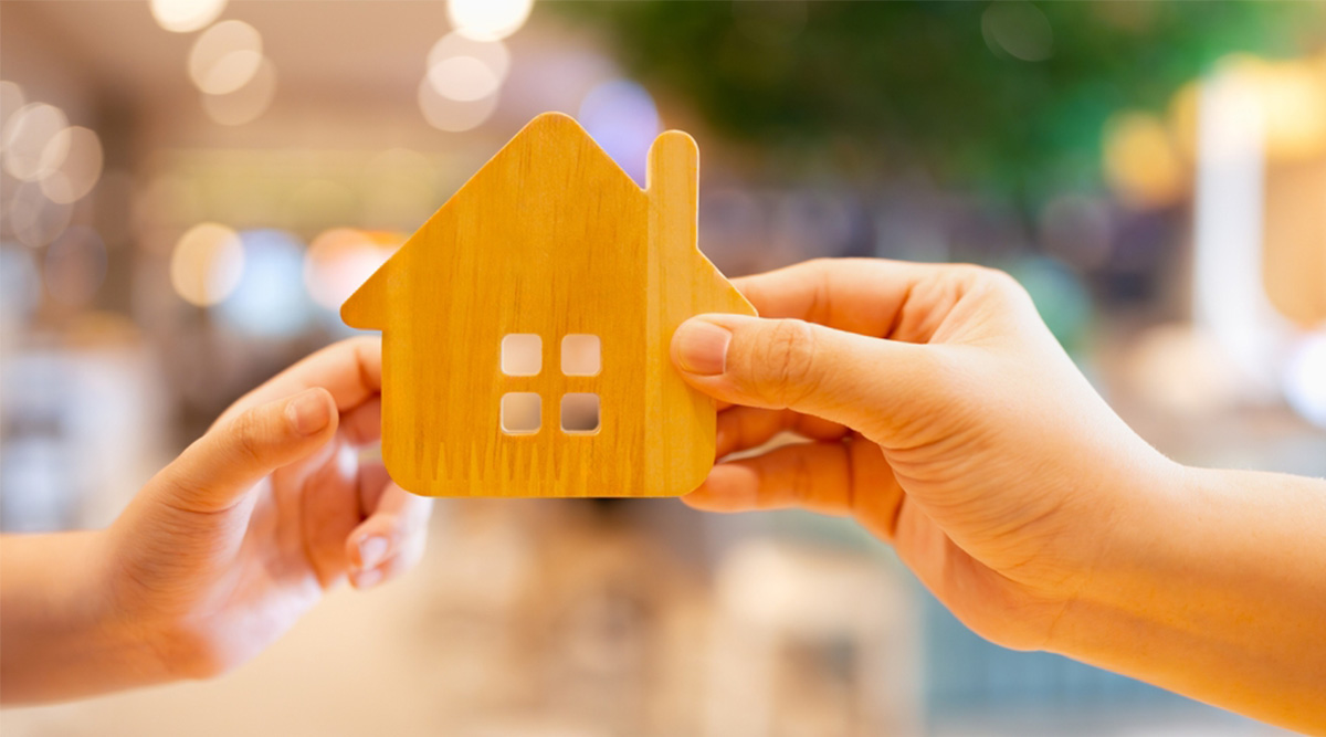 Een huis tussen 2 handen symboliseert een nalatenschap.