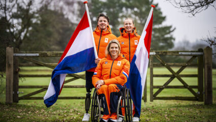 Zitskiër Jeroen Kampschreur en para-alpineskiër Claire Petit worden gepresenteerd als de vlaggendragers voor de Paralympische Spelen in Milaan.