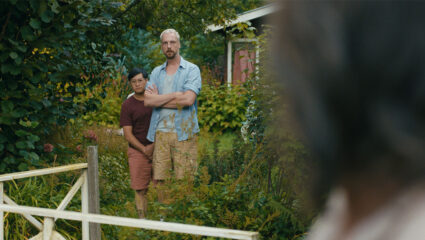 Kes Blans en Phi Nguyen in hun tuin.