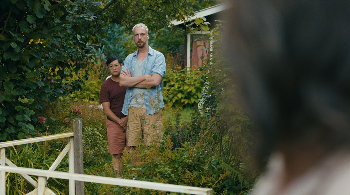 Kes Blans en Phi Nguyen in hun tuin.