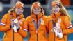 Joy Beune, Marijke Groenewoud, Antoinette Rijpma-de Jong met hun zilveren medaille op de Olympische Spelen 2026.