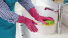 schoonmaken_shutterstock_2727761325_1200x667 Mevrouw maakt goed schoon.