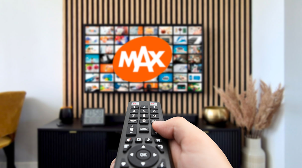 Een afstandsbediening met een tv vervaagt op de achtergrond met het MAX-logo.