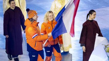 Vlaggendragers Xandra Velzeboer en Jorrit Bergsma tijdens de afsluiting van de Olympische Winterspelen 2026.