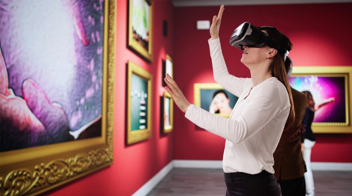 Een vrouw gebruikt verschillende zintuigen tijdens een bezoek aan een museum.