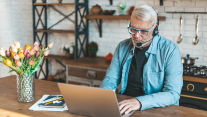 Een zzp'er achter zijn laptop.