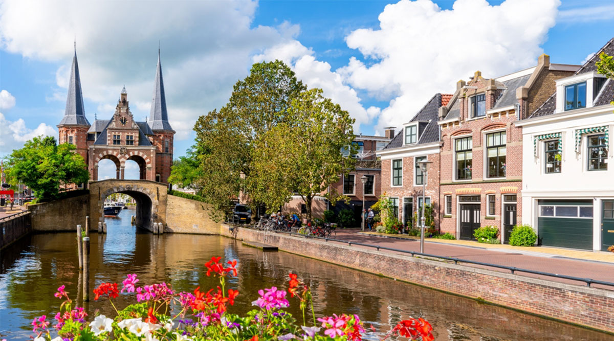 Puzzel: maak de Waterpoort in Sneek compleet.