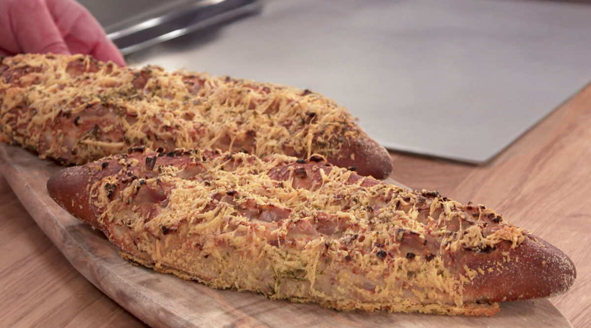 Bak mee met MAX: kaas-uienstokbrood