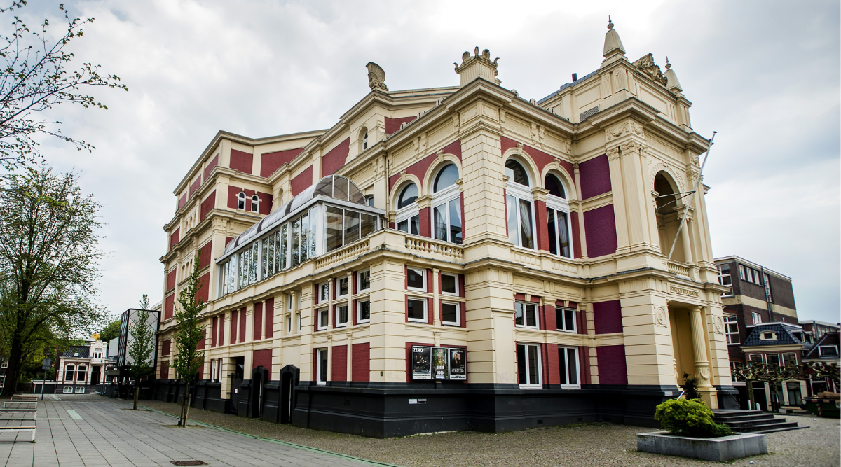 Buitenkant pand van theater Stadsschouwburg in Groningen