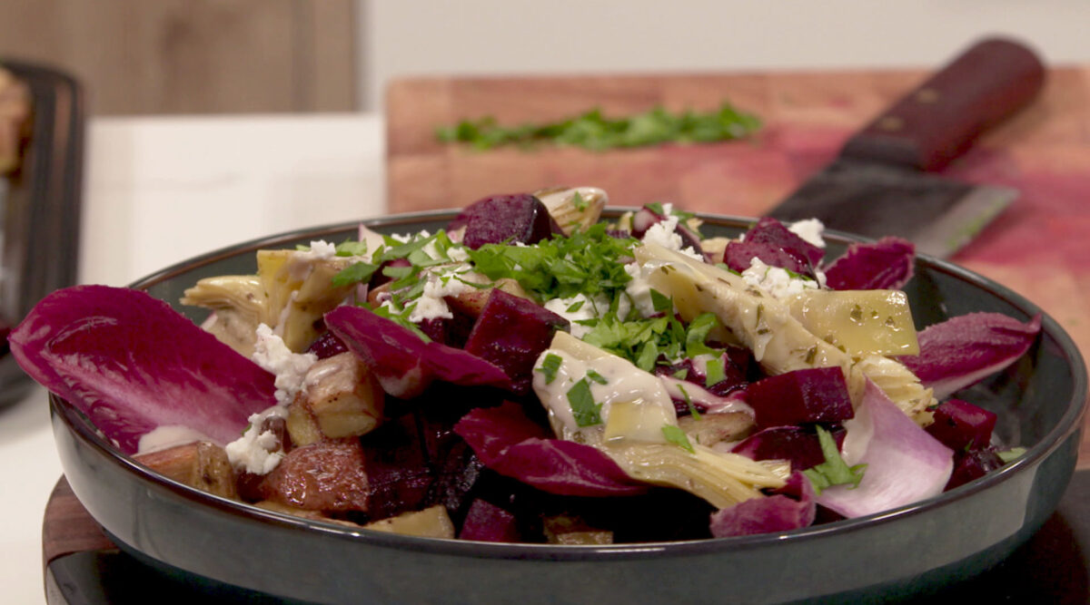 Kook mee met MAX: aardappelsalade met geroosterde biet, artisjok en tahindressing