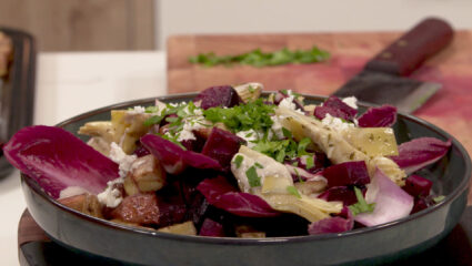 Kook mee met MAX: aardappelsalade met geroosterde biet, artisjok en tahindressing