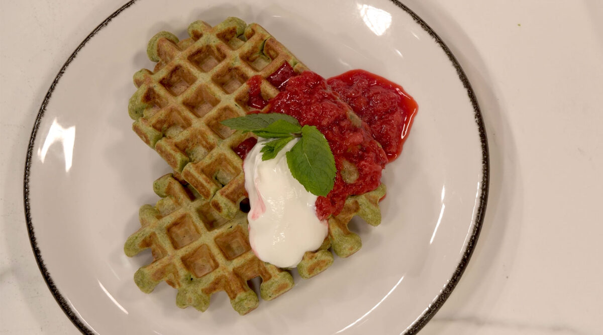 Kook mee met MAX: doperwt-muntwafels met snelle aardbei-gembercompote