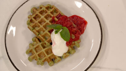 Kook mee met MAX: doperwt-muntwafels met snelle aardbei-gembercompote