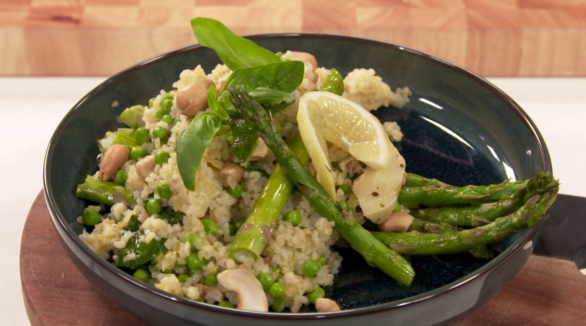 Kook mee met MAX: bulgur met geroosterde groene asperges en artisjok