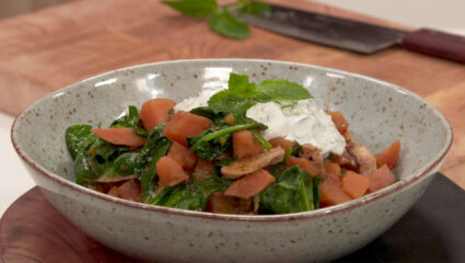 Kook mee met MAX: zoete aardappelstoof met kip en babyspinazie